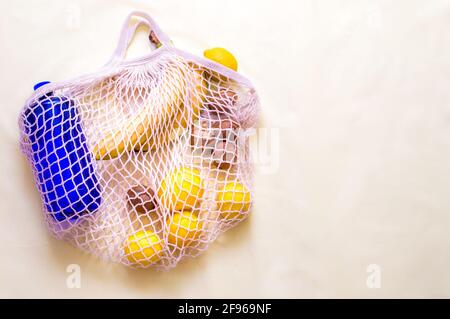 Öko-Tasche mit Lebensmitteln auf gelbem Hintergrund. Keine Verschwendung Stockfoto