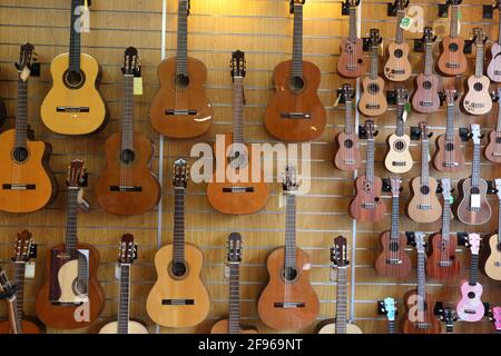 China, Shanghai, Shop mit vielen Gitarren an der Wand Stockfoto