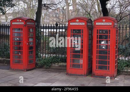 Drei traditionelle rote britische Telefonzellen in Russel Square, London (UK) Stockfoto