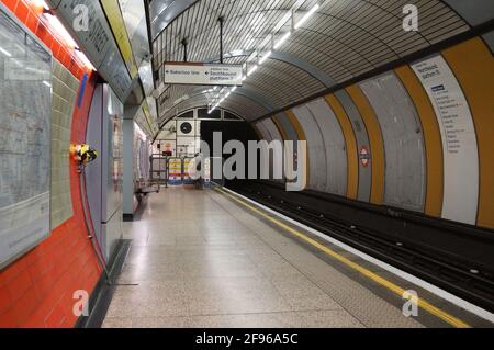 Leerer Bahnsteig an der U-Bahn-Station Baker Street, an der Circle-Linie. London, Großbritannien Stockfoto