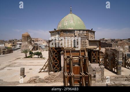 Mosul, Irak. April 2021. Gesamtansicht der zerstörten Al-Nuri Moschee und des Al-Hadba Minaretts. Die Al-Nuri-Moschee wurde 1,172 erbaut und umfasst auch das Al-Hadba-Minarett. Sie wird derzeit von der UNESCO nach ihrer Zerstörung während des Krieges gegen den IS (Islamischer Staat Irak und Syrien) in altem Design rekonstruiert. Die Moschee hatte für den IS eine symbolische Bedeutung, da ihr Anführer Abu Bakr al-Baghdadi das sogenannte Kaliphat aus dem Inneren der Moschee erklärte. (Foto von Ismael Adnan/SOPA Images/Sipa USA) Quelle: SIPA USA/Alamy Live News Stockfoto