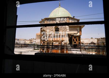 Mosul, Irak. April 2021. Gesamtansicht der zerstörten Al-Nuri Moschee. Die Al-Nuri-Moschee wurde 1,172 erbaut und umfasst auch das Al-Hadba-Minarett. Sie wird derzeit von der UNESCO nach ihrer Zerstörung während des Krieges gegen den IS (Islamischer Staat Irak und Syrien) in altem Design rekonstruiert. Die Moschee hatte für den IS eine symbolische Bedeutung, da ihr Anführer Abu Bakr al-Baghdadi das sogenannte Kaliphat aus dem Inneren der Moschee erklärte. (Foto von Ismael Adnan/SOPA Images/Sipa USA) Quelle: SIPA USA/Alamy Live News Stockfoto