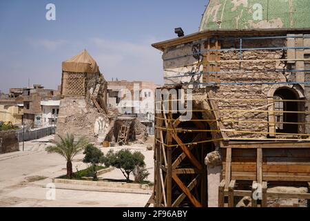 Mosul, Irak. April 2021. Gesamtansicht der zerstörten Al-Nuri Moschee und des Al-Hadba Minaretts. Die Al-Nuri-Moschee wurde 1,172 erbaut und umfasst auch das Al-Hadba-Minarett. Sie wird derzeit von der UNESCO nach ihrer Zerstörung während des Krieges gegen den IS (Islamischer Staat Irak und Syrien) in altem Design rekonstruiert. Die Moschee hatte für den IS eine symbolische Bedeutung, da ihr Anführer Abu Bakr al-Baghdadi das sogenannte Kaliphat aus dem Inneren der Moschee erklärte. (Foto von Ismael Adnan/SOPA Images/Sipa USA) Quelle: SIPA USA/Alamy Live News Stockfoto