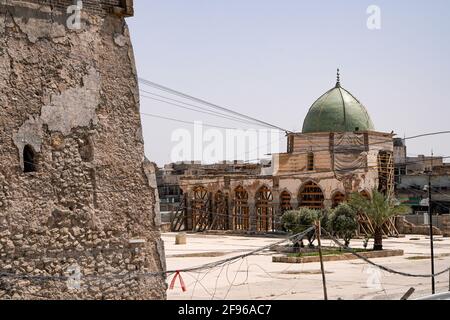 Mosul, Irak. April 2021. Gesamtansicht der zerstörten Al-Nuri Moschee und des Al-Hadba Minaretts. Die Al-Nuri-Moschee wurde 1,172 erbaut und umfasst auch das Al-Hadba-Minarett. Sie wird derzeit von der UNESCO nach ihrer Zerstörung während des Krieges gegen den IS (Islamischer Staat Irak und Syrien) in altem Design rekonstruiert. Die Moschee hatte für den IS eine symbolische Bedeutung, da ihr Anführer Abu Bakr al-Baghdadi das sogenannte Kaliphat aus dem Inneren der Moschee erklärte. (Foto von Ismael Adnan/SOPA Images/Sipa USA) Quelle: SIPA USA/Alamy Live News Stockfoto