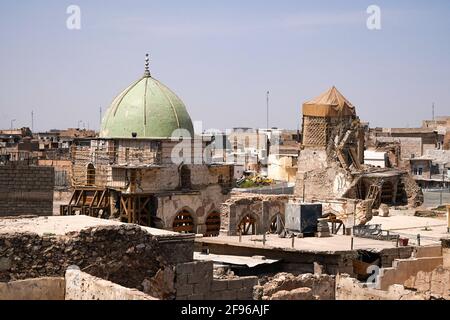 Mosul, Irak. April 2021. Gesamtansicht der zerstörten Al-Nuri Moschee und des Al-Hadba Minaretts. Die Al-Nuri-Moschee wurde 1,172 erbaut und umfasst auch das Al-Hadba-Minarett. Sie wird derzeit von der UNESCO nach ihrer Zerstörung während des Krieges gegen den IS (Islamischer Staat Irak und Syrien) in altem Design rekonstruiert. Die Moschee hatte für den IS eine symbolische Bedeutung, da ihr Anführer Abu Bakr al-Baghdadi das sogenannte Kaliphat aus dem Inneren der Moschee erklärte. (Foto von Ismael Adnan/SOPA Images/Sipa USA) Quelle: SIPA USA/Alamy Live News Stockfoto