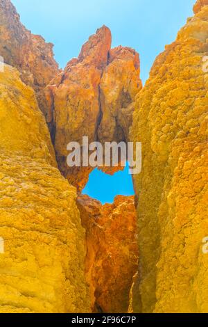 Interessante Felsformation in der Nähe von Ghajn Tuffieha Bay, Malta Stockfoto