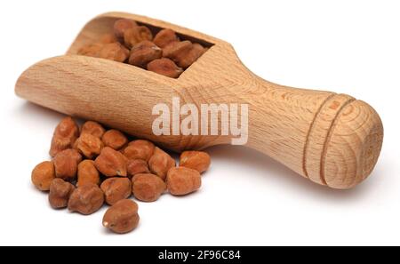 Kichererbsen in einer Schaufel auf weißem Hintergrund Stockfoto