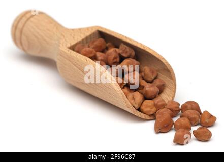 Kichererbsen in einer Schaufel auf weißem Hintergrund Stockfoto