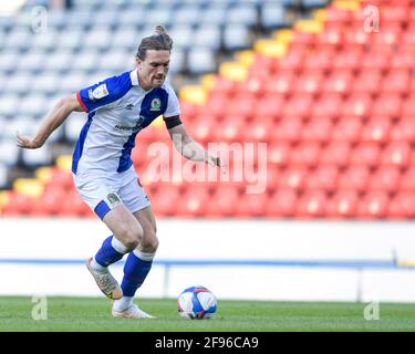 Blackburn, Großbritannien. April 2021. Sam Gallagher #9 von Blackburn Rovers läuft mit dem Ball in Blackburn, UK am 4/16/2021. (Foto von Simon Whitehead/News Images/Sipa USA) Quelle: SIPA USA/Alamy Live News Stockfoto