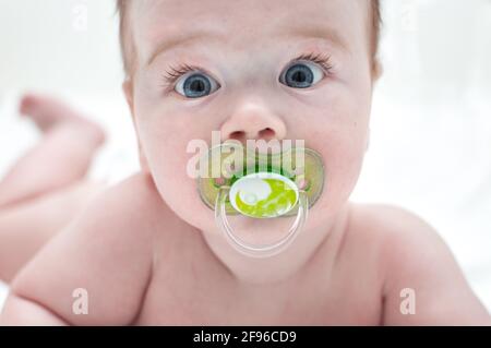 Nahaufnahme des Babys mit Schnuller im Mund Stockfoto