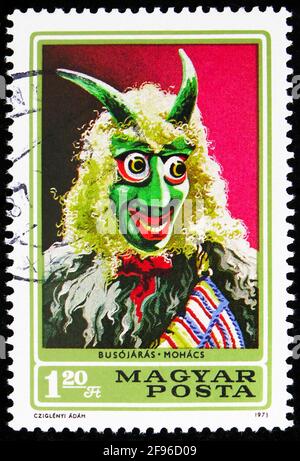 MOSKAU, RUSSLAND - 21. AUGUST 2019: In Ungarn gedruckte Briefmarke zeigt Buso-Maske, Serie, um 1973 Stockfoto