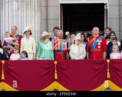 Mitglieder der königlichen Familie, darunter Prinz Charles, der Herzog von York, Herzog von Sussex, Herzogin von Sussex, Herzog von Cambridge, Herzogin von Cambridge, Prinz George, Prinzessin Charlotte und Prinz Louis feiern gemeinsam mit Königin Elizabeth II auf dem Balkon des Buckingham Palace das Trooping der Farbe. 8. Juni 2019. Bitte byline: Vantagenews.com Stockfoto