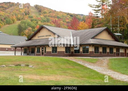 Lernen Sie hier auch mit Kursen in den Bergen Ski zu fahren. Vail betreibt nun dieses Bergskigebiet im nördlichen zentralen Westen von New Hampshire, USA. Stockfoto