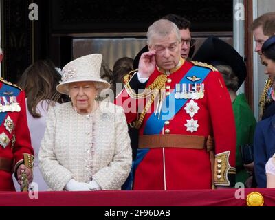 Mitglieder der königlichen Familie, darunter Prinz Charles, der Herzog von York, Herzog von Sussex, Herzogin von Sussex, Herzog von Cambridge, Herzogin von Cambridge, Prinz George, Prinzessin Charlotte und Prinz Louis feiern gemeinsam mit Königin Elizabeth II auf dem Balkon des Buckingham Palace das Trooping der Farbe. 8. Juni 2019. Bitte byline: Vantagenews.com Stockfoto