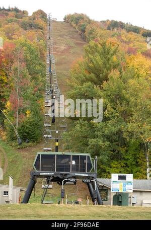 Jetzt im Besitz von Vail Resorts in Colorado. Frühere Eigentümer war der Staat New Hampshire. Dieser dreifache Lift bringt Skifahrer zum North Peak. Es gibt 3 Stockfoto