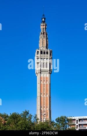 Lille, Frankreich - 22 2020. Juni: Der Glockenturm des Rathauses von Lille befindet sich am Place Roger-Salengro im Viertel Saint-Sauveur. Stockfoto