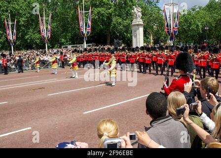 Trooping the Color 2008 in The Mall, London, Großbritannien. Menschenmenge, die eine Militärkapelle vorbeimarschiert, mit alten Digitalkameras, die hoch über den Köpfen gehalten werden Stockfoto