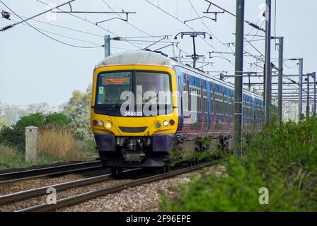 First Capital Connect Class 365-Eisenbahnzug, der mit Geschwindigkeit unterwegs ist. Elektrische Mehrfacheinheit. Elektrifizierte East Coast Main Line-Eisenbahn in Holme, Großbritannien Stockfoto