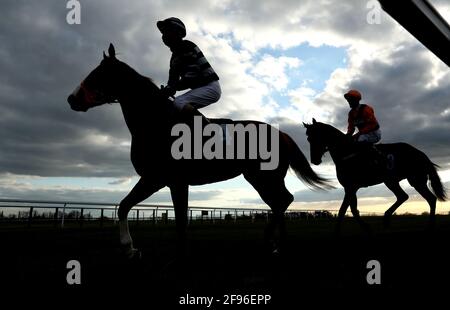 Läufer und Reiter sind vor der Due Diligence-Prüfung im Whitsbury Manor Novice Stakes auf der Bath Racecourse auf dem Posten. Bilddatum: Freitag, 16. April 2021. Stockfoto