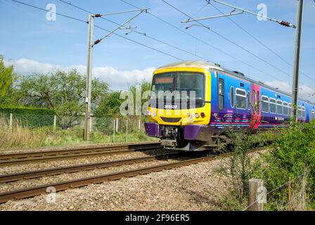 Der erste Capital Connect Class 365-Eisenbahnzug fährt mit hoher Geschwindigkeit. Vorne. Elektrisches Triebwerk. Elektrifizierte East Coast Main Line Railway Stockfoto