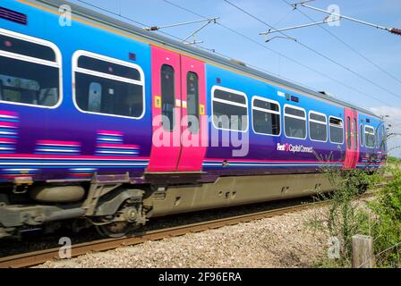 First Capital Connect Class 365-Eisenbahnzug, der mit Geschwindigkeit unterwegs ist. Schlitten. Elektrische Mehrfacheinheit. Elektrifizierte East Coast Main Line Bahn Stockfoto
