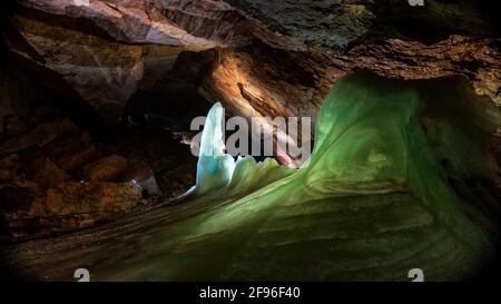 Dachstein Eishöhle, Eis, beleuchtetes Eis, Eiskuppel Stockfoto