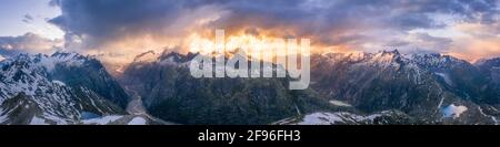 Sonnenuntergang am Grimselpass in den Berner Alpen. Wunderbare Stimmung und beleuchtete Wolken. Blick auf das Haslital, den Gelmersee und den Rätherichsbodensee. Stockfoto