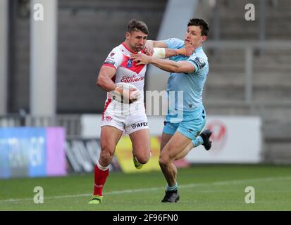 Tommy Makinson von St. Helens (links) wird von Innes Senior von Wakefield Trinity während des Matches der Betfred Super League im Totally Wicked Stadium, St. Helens, angegangen. Bilddatum: Freitag, 16. April 2021. Stockfoto