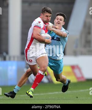 Tommy Makinson von St. Helens (links) wird von Innes Senior von Wakefield Trinity während des Matches der Betfred Super League im Totally Wicked Stadium, St. Helens, angegangen. Bilddatum: Freitag, 16. April 2021. Stockfoto