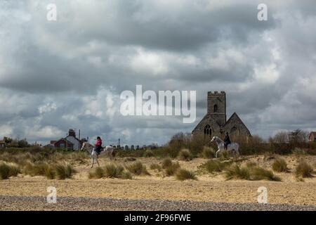 Pakefield Kirche und Strand Stockfoto