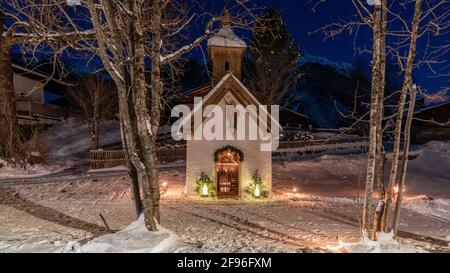 Kapelle in Leutasch zur Weihnachtszeit, Adventszeit, Kapellenwanderung, Stockfoto