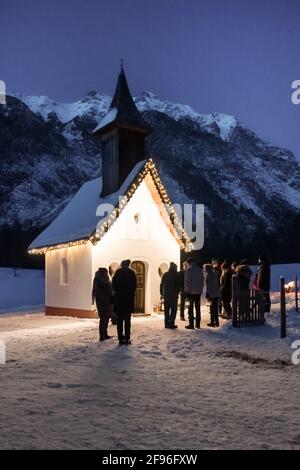 Kapelle in Leutasch zur Weihnachtszeit, Adventszeit, Kapellenwanderung, Stockfoto