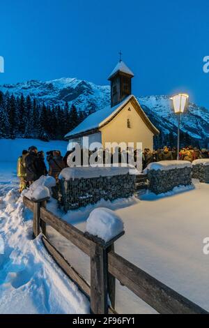 Kapelle in Leutasch zur Weihnachtszeit, Adventszeit, Kapellenwanderung, Stockfoto