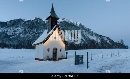 Kapelle in Leutasch zur Weihnachtszeit, Adventszeit, Kapellenwanderung, Stockfoto