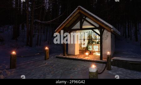 Kapelle in Leutasch zur Weihnachtszeit, Adventszeit, Kapellenwanderung, Stockfoto