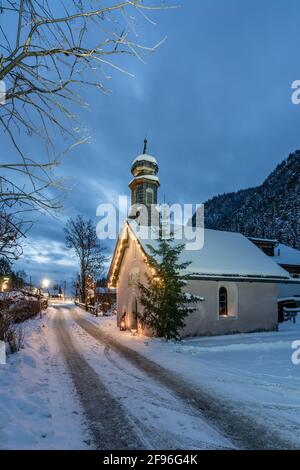 Kapelle in Leutasch zur Weihnachtszeit, Adventszeit, Kapellenwanderung, Stockfoto