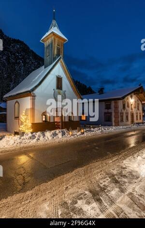 Kapelle in Leutasch zur Weihnachtszeit, Adventszeit, Kapellenwanderung, Stockfoto