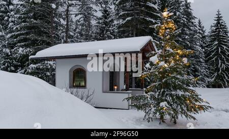 Kapelle in Leutasch zur Weihnachtszeit, Adventszeit, Kapellenwanderung, Stockfoto