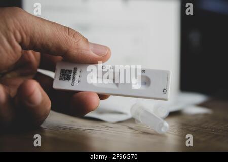 Heimtest-Kit für Schulkinder und NHS-Mitarbeiter, auch Lateral Flow Tests für Covid 19 genannt, für Tests zu Hause. Covid-Impfkarten. Stockfoto