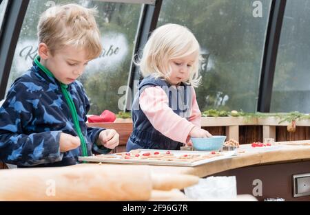 Kinder backen zu Weihnachten, Kinderbäckerei Stockfoto