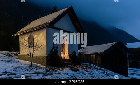 Kapelle in Leutasch zur Weihnachtszeit, Adventszeit, Kapellenwanderung, Stockfoto