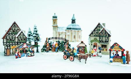 Weihnachtsschmuck, Miniaturdorf mit Kirche und Pferdekutsche, Stillleben Stockfoto