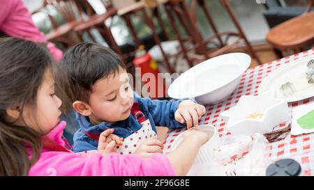 Kinder backen zu Weihnachten, Kinderbäckerei Stockfoto