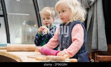 Kinder backen zu Weihnachten, Kinderbäckerei Stockfoto