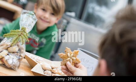 Kinder backen zu Weihnachten, Kinderbäckerei Stockfoto