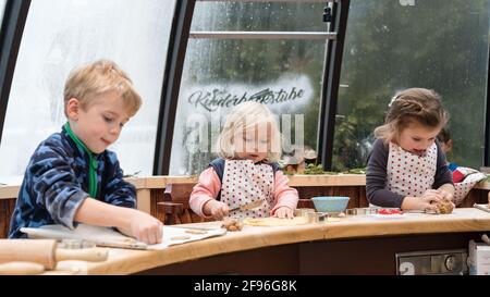 Kinder backen zu Weihnachten, Kinderbäckerei Stockfoto