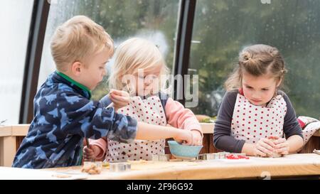 Kinder backen zu Weihnachten, Kinderbäckerei Stockfoto