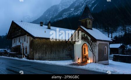 Kapelle in Leutasch zur Weihnachtszeit, Adventszeit, Kapellenwanderung, Stockfoto