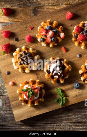 Hausgemachte süße Dessert belgische Waffeln mit Schokolade und Schlagsahne Stockfoto