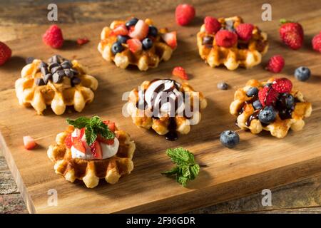 Hausgemachte süße Dessert belgische Waffeln mit Schokolade und Schlagsahne Stockfoto